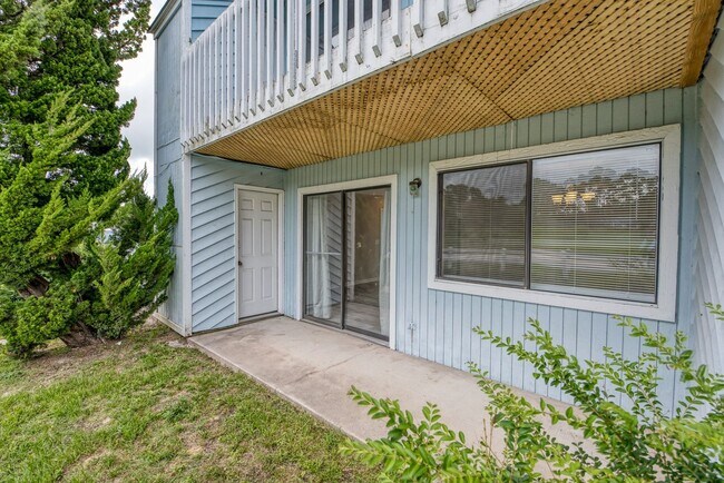 Primary Photo - 2 bedroom 1 bath condo - Hampstead