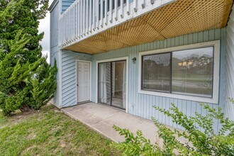 Building Photo - 2 bedroom 1 bath condo - Hampstead