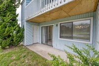 Building Photo - 2 bedroom 1 bath condo - Hampstead