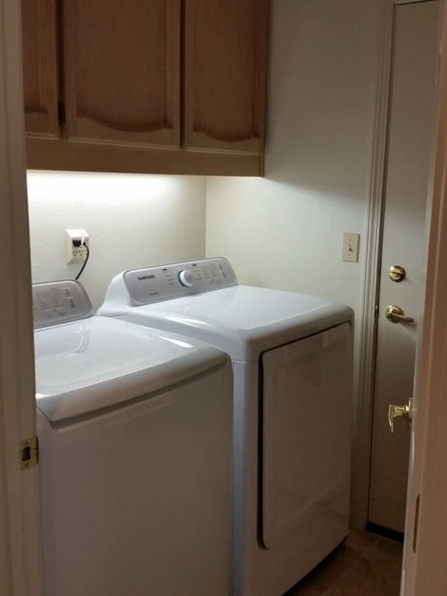 Building Photo - Charming 3-Bedroom Home in Folsom – Availa...