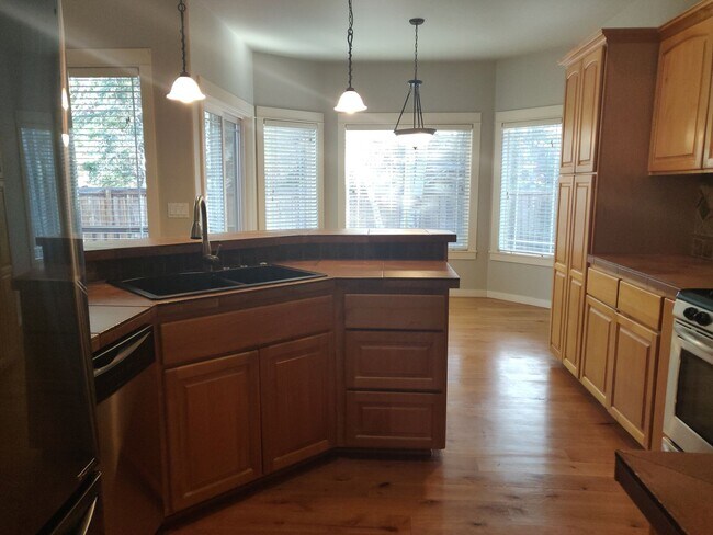 Building Photo - Stunning 4x2 with all bedrooms on the main...