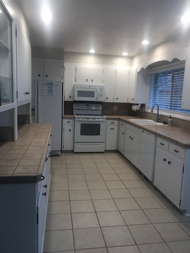 Building Photo - Stylish 4 bedroom 1.5 bath in SE Salem