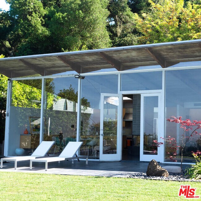 Building Photo - 15146 Mulholland Dr