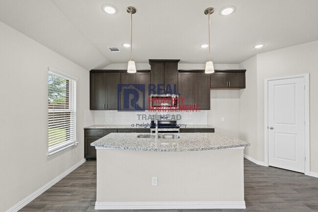 Building Photo - Stunning 4-Bed, 2-Bath Home in a Great Loc...