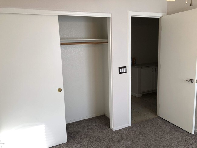 Building Photo - 1553 E Oakland St