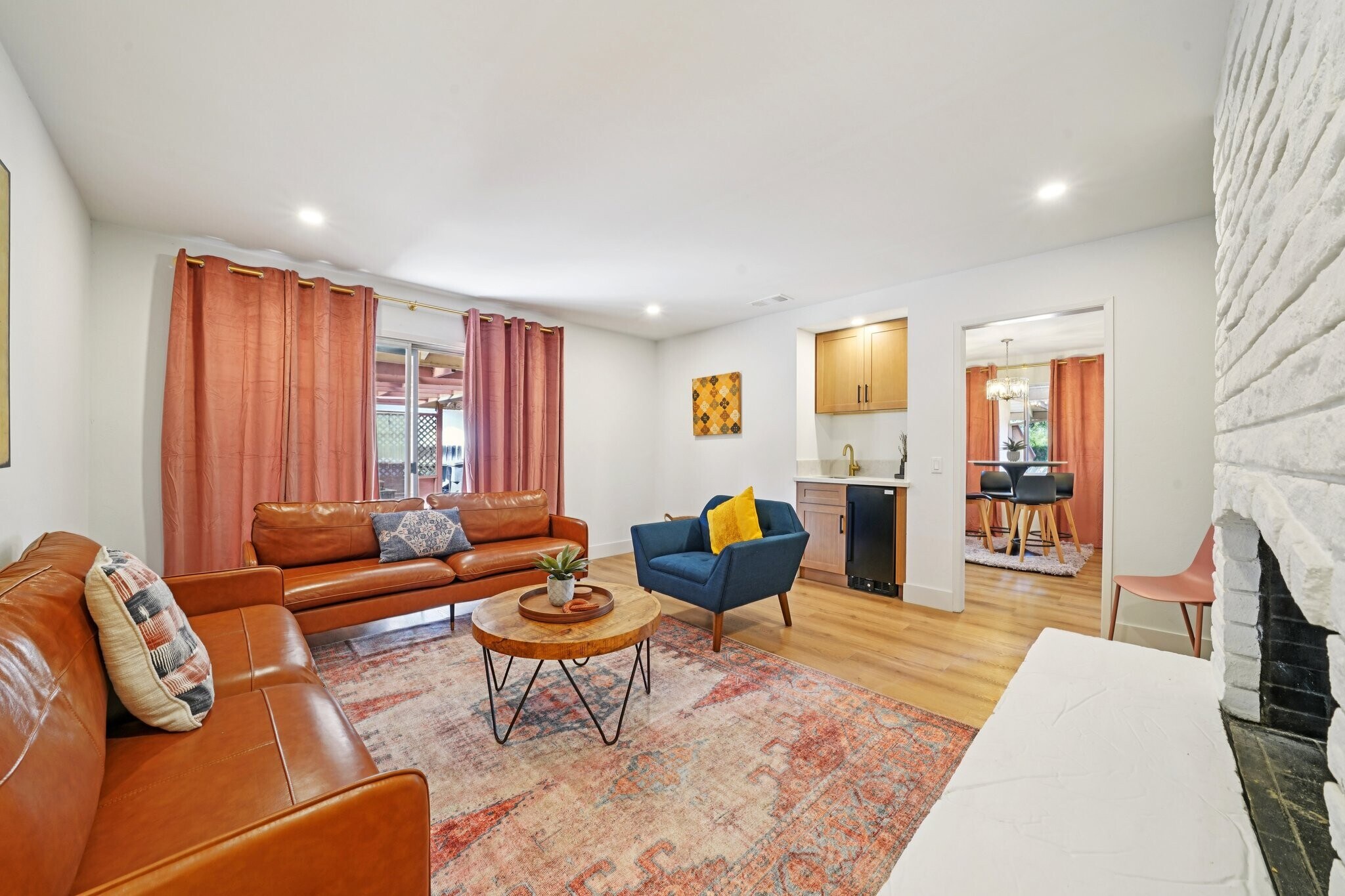 Building Photo - 1500 Country Club Dr