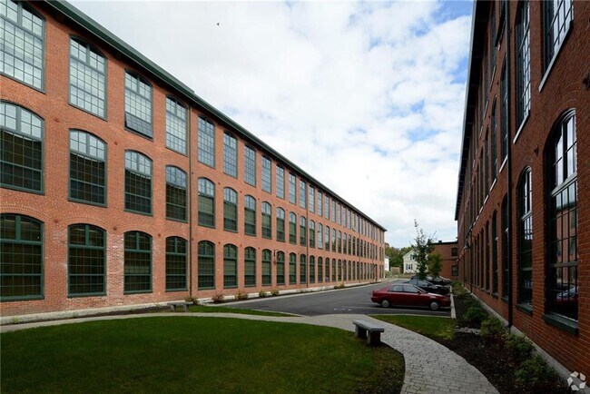 Building Photo - 75 Pocasset St