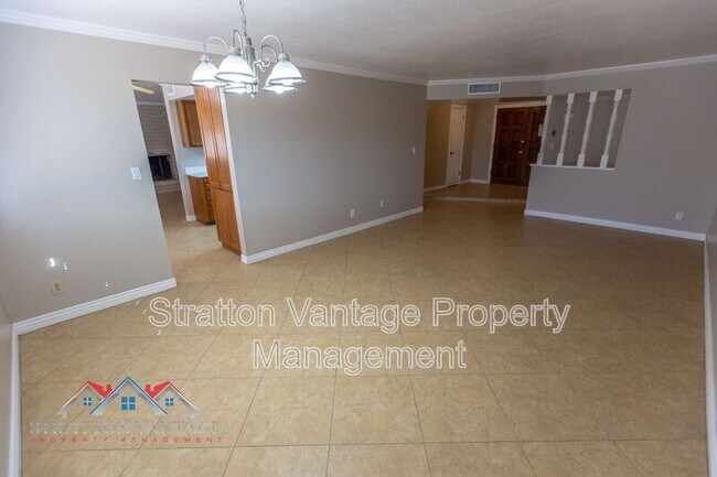 Building Photo - 704 E La Jolla Dr