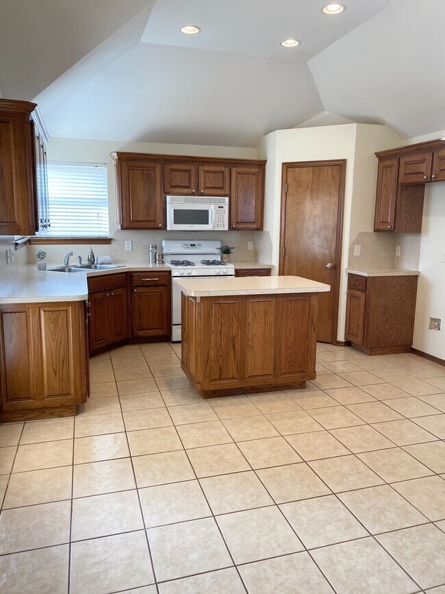 Building Photo - Beautiful 3 bed, 2 bath Home in East Moore with Bonus Room!