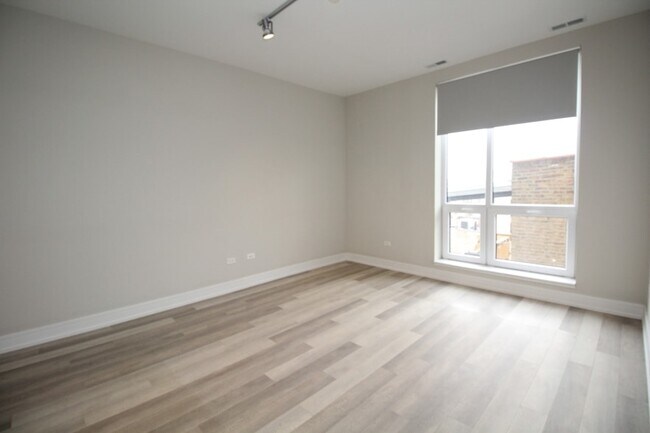 Building Photo - 1554 N Talman Ave