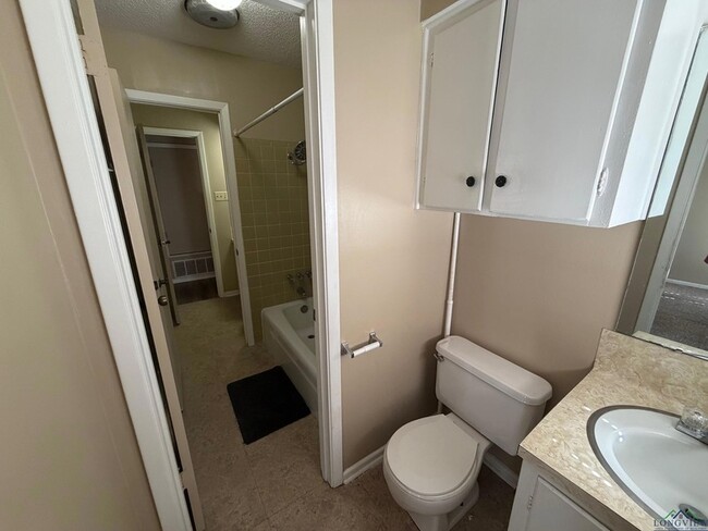 Building Photo - 1114 E Fairmont St