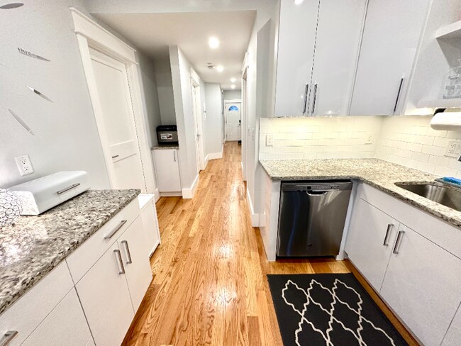 Building Photo - 326 Chelsea St