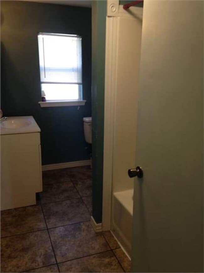 Building Photo - Comfortable 3-Bedroom Home in Houma - Only $985/Month