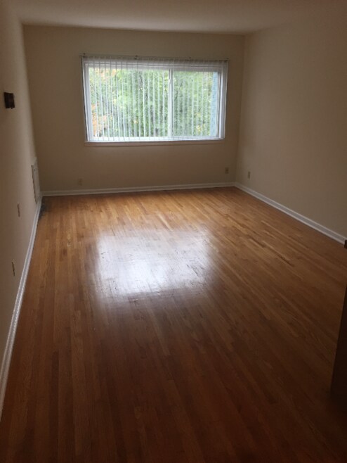 Building Photo - 1585 W Highland Pkwy