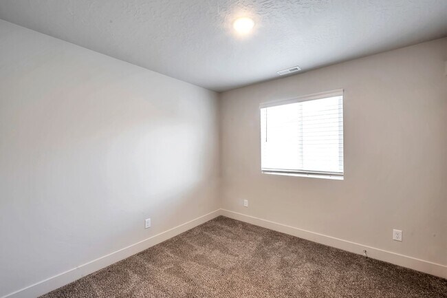 Building Photo - Join this growing Mapleton Village Community.