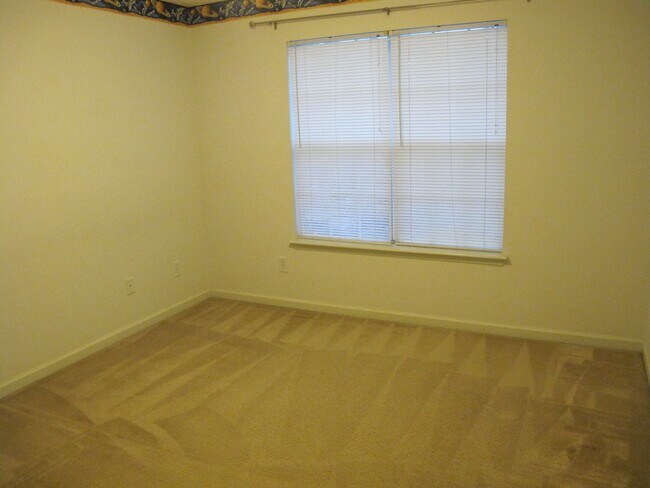 Building Photo - Spacious home in nice Evans neighborhood  ...