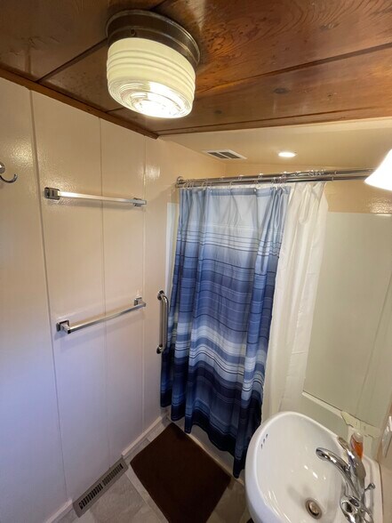 bathroom - 38B Warren Ave