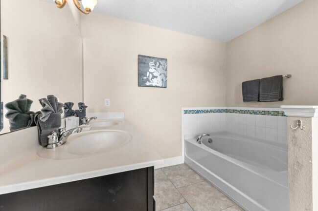 Building Photo - 4425 Acorn Ct