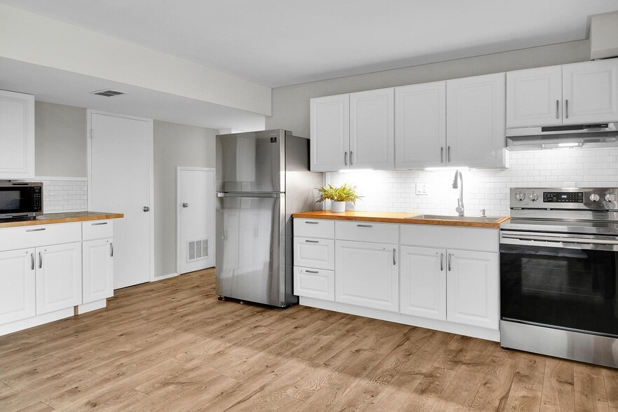 Building Photo - 8240 S 114th St