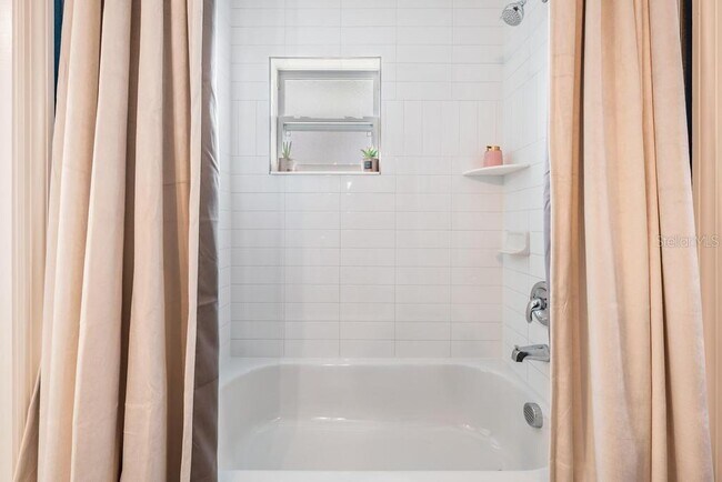 Building Photo - 106 1st Ave NE