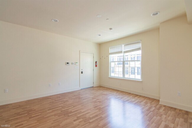 Building Photo - 2 br, 1 bath Triplex - 1501 MASTER ST Unit...