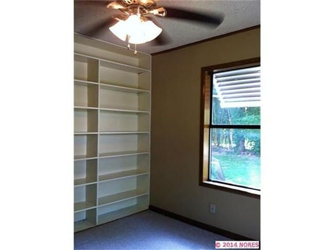 Building Photo - Comfortable living in this 3-bedroom, 1-bath home