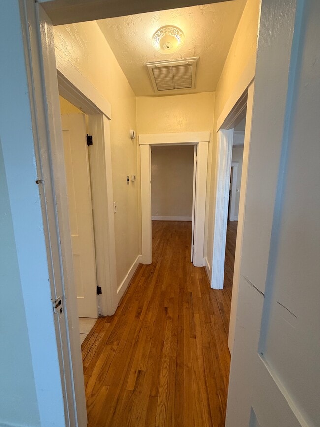 Building Photo - 1030 E 7th St