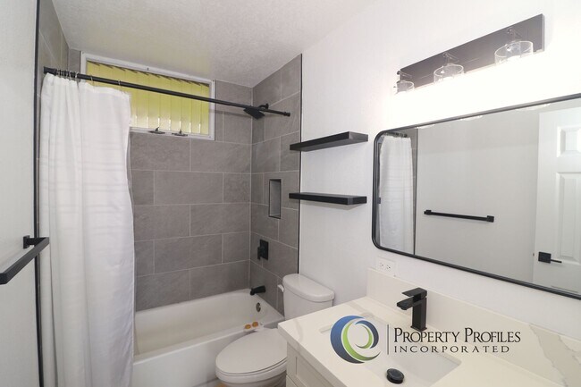 Building Photo - Ground Floor 1 bedroom 1 bath with 2 lanai...