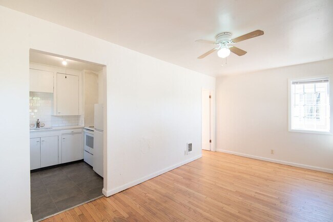 Building Photo - 19th 4-Plex - 000004