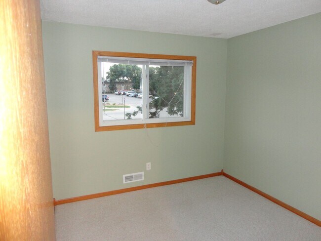 Building Photo - 3 bedroom 2 bath Town House