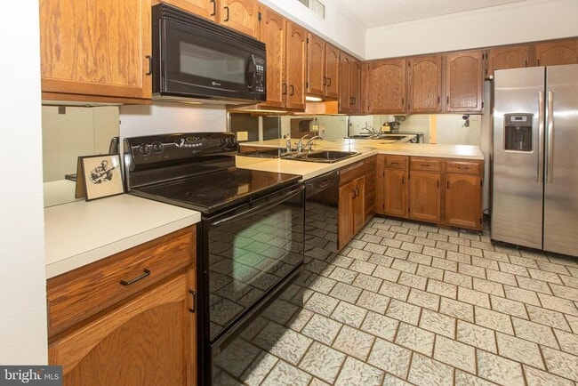 Building Photo - 20930 Valley Forge Cir