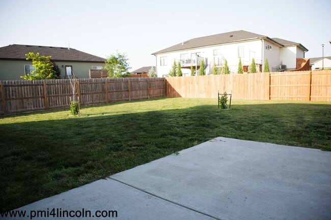 Building Photo - 9800 S 72 St – 5 beds/3 baths/ 3-stall