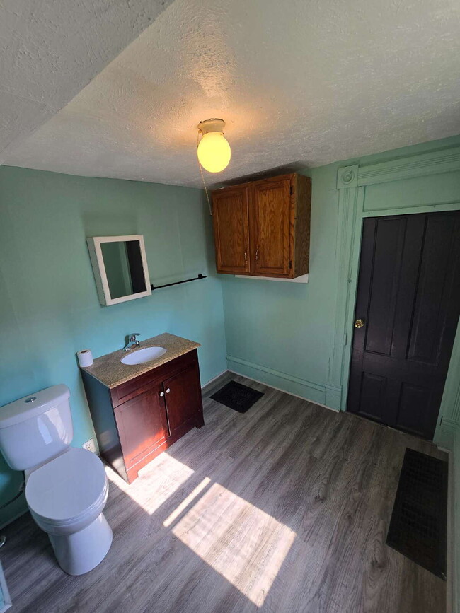 Building Photo - Charming 3-Bedroom Home Near Downtown – Av...