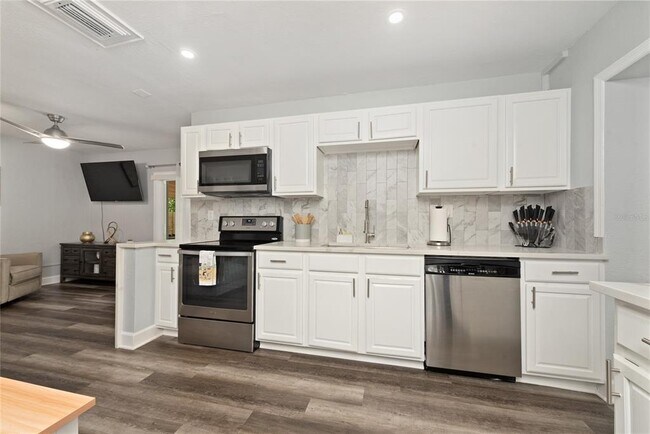 Building Photo - 6045 Sage Dr