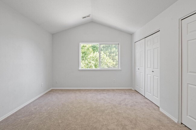Building Photo - Lovely 3-bdrm/2-bath thin house in Portsmouth. Fenced backyard w/ deck, 1-car garage