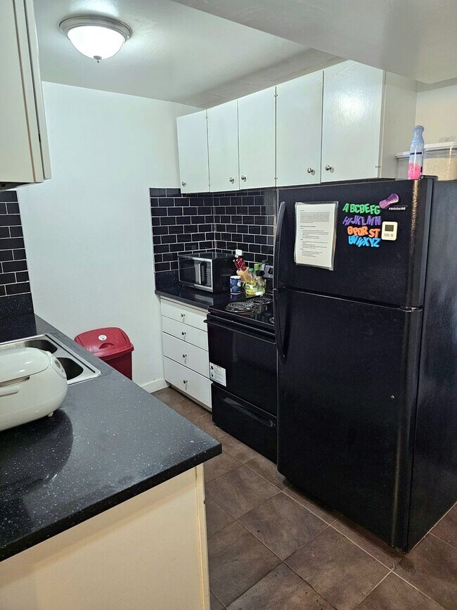 Building Photo - Nice Private Guy Room Downtown