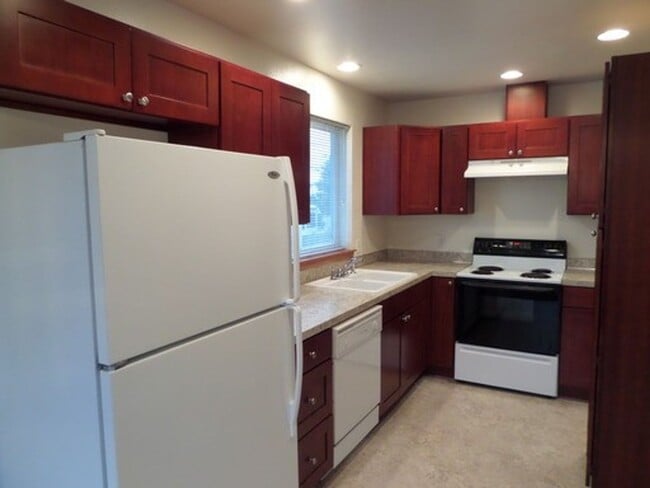 Building Photo - Fabulous 2 Bedroom Townhome With Attached ...