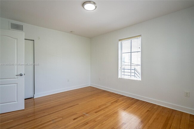 Building Photo - 2425 Flamingo Pl