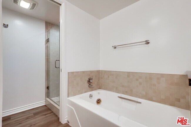 Building Photo - 435 N Oakhurst Dr