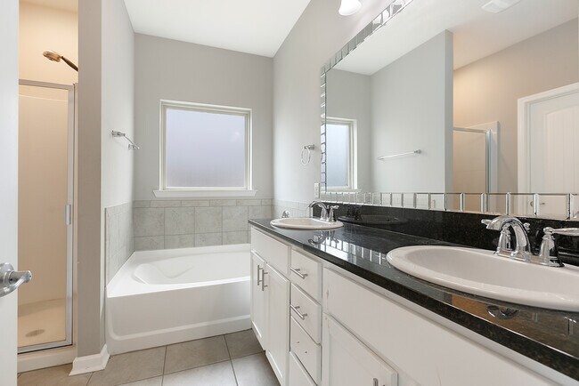 Building Photo - 700 Lakeshore Village Dr