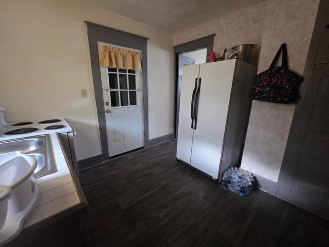 Building Photo - 3 Bedroom 1-bathroom single family 2 story house