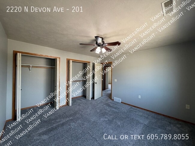 Building Photo - 2220 Devon Ave