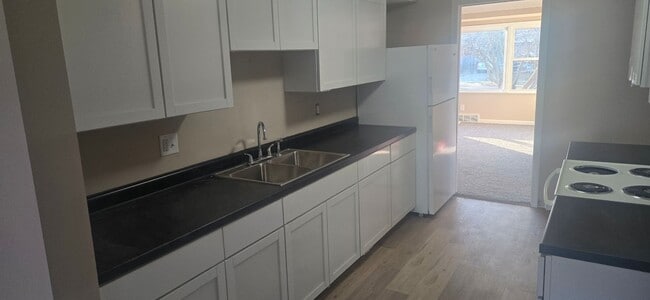 Building Photo - Newly Renovated