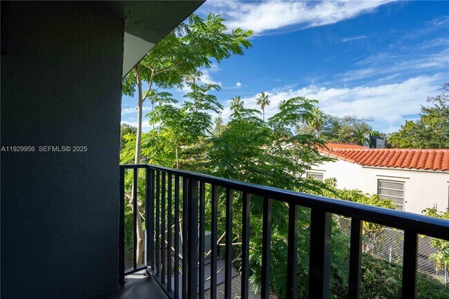 Building Photo - 465 NE 59th St