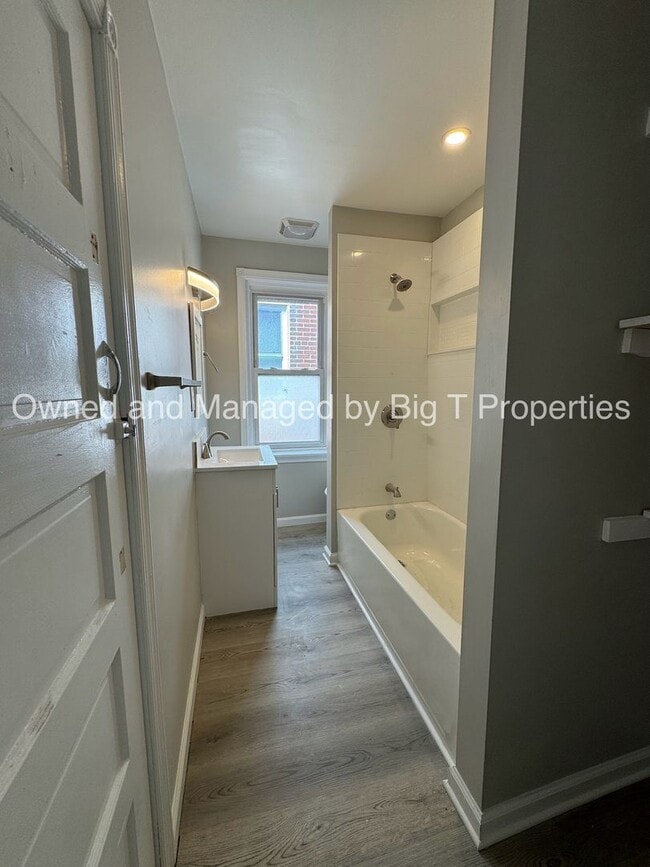 Building Photo - 3 bd updated Townhouse in Baynard Village