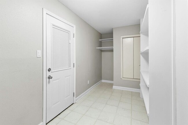 Building Photo - 2701 Peach Tree Ln