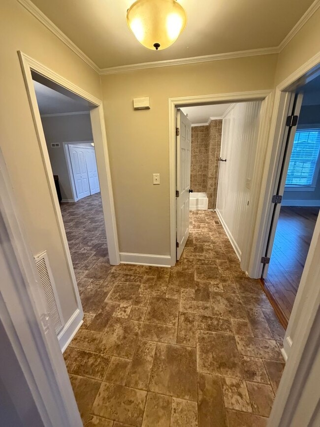 Building Photo - Inviting 2-Bedroom Home with Large Front Porch in KannapolisI’m