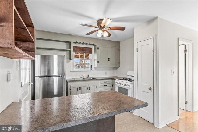 Building Photo - 3 Bedroom Brick Cape Cod in York Suburban School District!