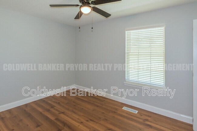 Building Photo - 313 Maple Way