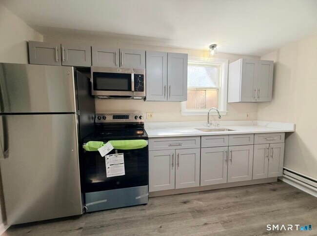 Building Photo - 3 Maple St